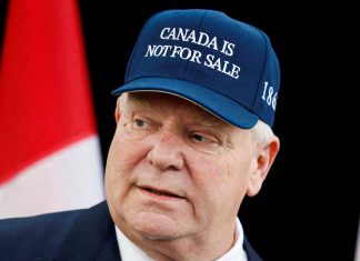 Canadá llama a Donald Trump “el rey de las bancarrotas” Doug Ford con gorra que dice “Canadá no está en venta”