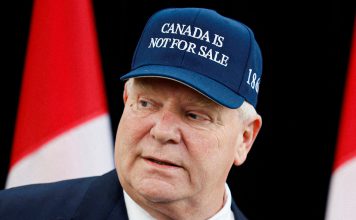 Canadá llama a Donald Trump “el rey de las bancarrotas” Doug Ford con gorra que dice “Canadá no está en venta”