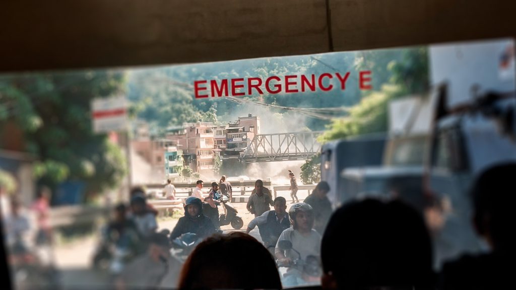 Estudiantes escapan de una riada en Nepal el 26 de agosto de 2026.