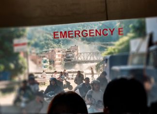Impactante video muestra cómo estudiantes escapan de la catástrofe en Nepal Estudiantes escapan de una riada en Nepal el 26 de agosto de 2026.