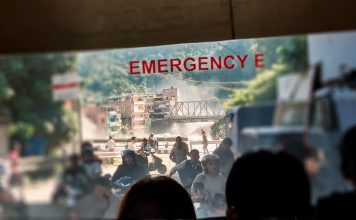 Impactante video muestra cómo estudiantes escapan de la catástrofe en Nepal Estudiantes escapan de una riada en Nepal el 26 de agosto de 2026.