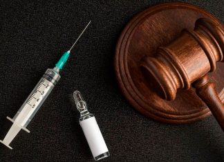Emmanuel Macron legaliza eutanasia y suicidio asistido en Francia Jeringa y medicamento junto a un mazo judicial en el debate sobre eutanasia en Francia