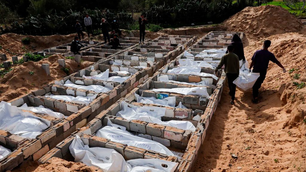 Fosa común en Gaza donde son enterrados restos de palestinos no identificados.