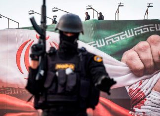 Irán advierte a Estados Unidos: Una nueva agresión tendrá una respuesta histórica Fuerzas especiales de la policía de Irán vigilan una zona de Teherán frente a una bandera iraní.