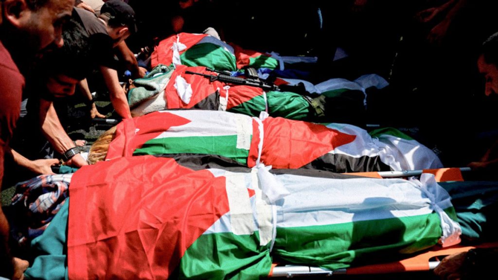 Dolientes acompañan los cuerpos de cuatro palestinos fallecidos durante el funeral tras un ataque aéreo israelí contra el campo de refugiados de Al-Faraa, cerca de Tubas, en la Cisjordania ocupada, el 29 de agosto de 2024 / Google