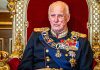 Fallece el rey de Noruega Harald V Harald V, exrey de Noruega, sentado en un trono con uniforme de gala.