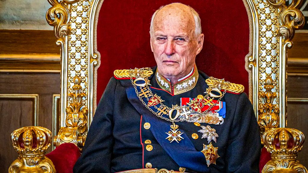 Harald V, exrey de Noruega, sentado en un trono con uniforme de gala.