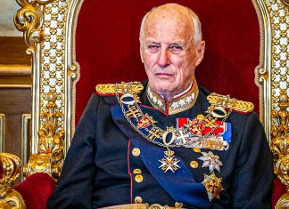 Fallece el rey de Noruega Harald V Harald V, exrey de Noruega, sentado en un trono con uniforme de gala.