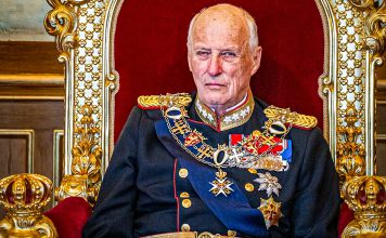 Fallece el rey de Noruega Harald V Harald V, exrey de Noruega, sentado en un trono con uniforme de gala.