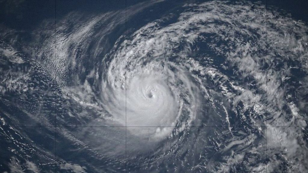 Imagen satelital del huracán Karina sobre el océano, con su estructura nubosa en espiral visible.