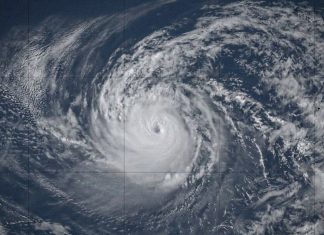 Huracán Karina cobra fuerza y alcanza categoría 4 Imagen satelital del huracán Karina sobre el océano, con su estructura nubosa en espiral visible.