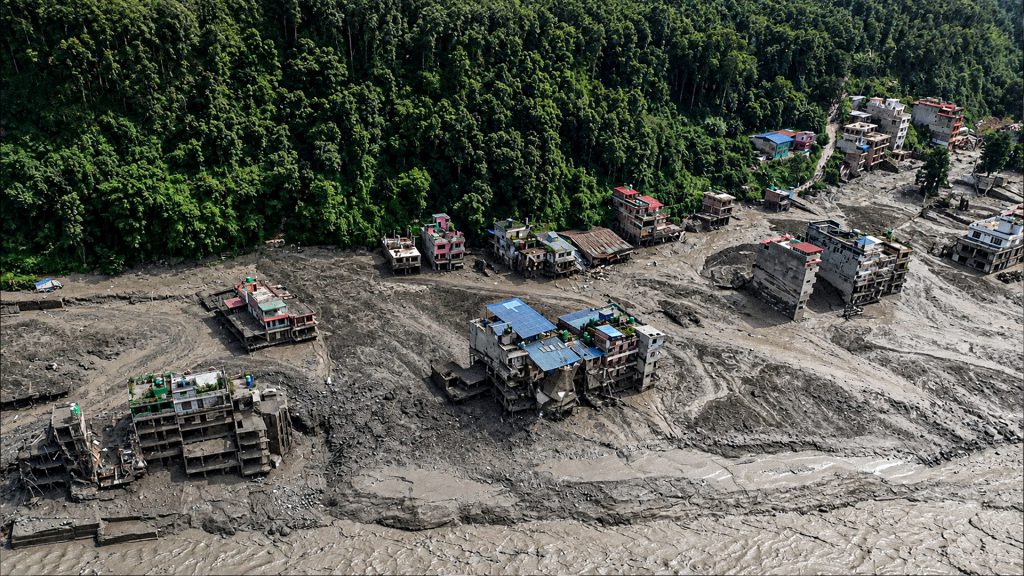 Vista aérea de viviendas destruidas por un alud y una riada en la frontera entre Nepal y China.