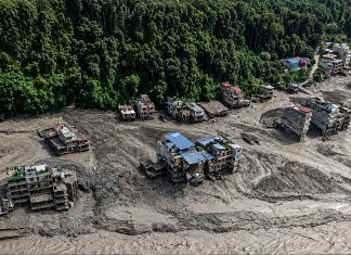 Las imágenes más impactantes del alud en la frontera entre Nepal y China Vista aérea de viviendas destruidas por un alud y una riada en la frontera entre Nepal y China.