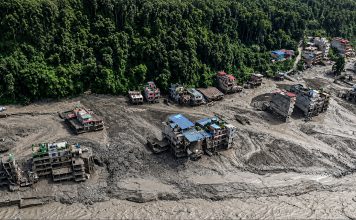 Las imágenes más impactantes del alud en la frontera entre Nepal y China Vista aérea de viviendas destruidas por un alud y una riada en la frontera entre Nepal y China.