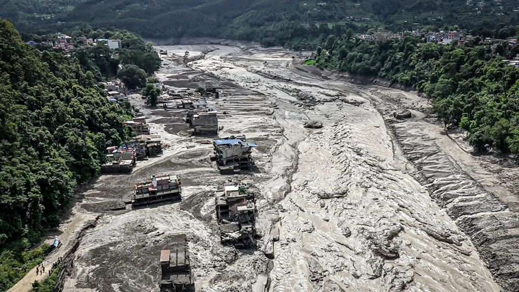 Violenta inundación cubre una zona habitada en la frontera entre Nepal y China.