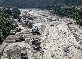 Videos muestran la fuerza de las inundaciones repentinas en la frontera entre Nepal y China Violenta inundación cubre una zona habitada en la frontera entre Nepal y China.