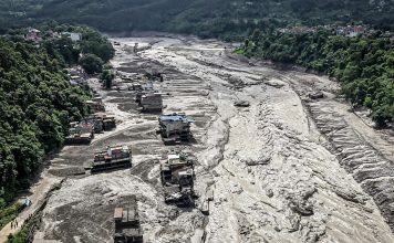 Videos muestran la fuerza de las inundaciones repentinas en la frontera entre Nepal y China Violenta inundación cubre una zona habitada en la frontera entre Nepal y China.
