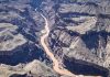 Inundaciones golpean el Gran Cañón dejando fallecidos y desaparecidos Vista aérea del Gran Cañón con aguas turbias tras inundaciones.
