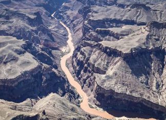 Inundaciones golpean el Gran Cañón dejando fallecidos y desaparecidos Vista aérea del Gran Cañón con aguas turbias tras inundaciones.