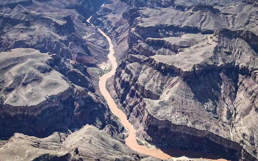 Vista aérea del Gran Cañón con aguas turbias tras inundaciones.