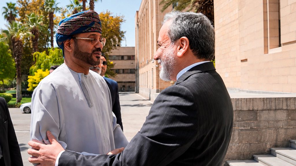 Sayyid Badr Al-Busaidi y Abbas Araghchi durante una reunión en Teherán.