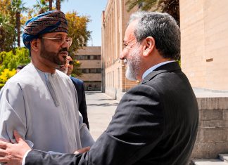 Irán y Omán avanzan en un corredor temporal para restablecer la navegación en Ormuz Sayyid Badr Al-Busaidi y Abbas Araghchi durante una reunión en Teherán.