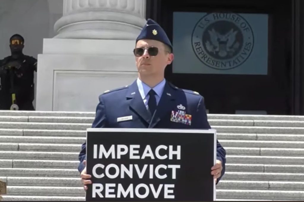 El militar Jason Watson aparece en una imagen cuando exigió desde el Capitolio que Donald Trump fuera destitiuido