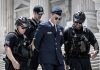 Conoce el curioso caso del aviador que se enfrentó a Donald Trump Agentes de seguridad escoltan a Jason Watson durante su detención en el Capitolio.