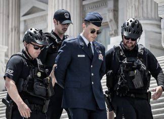 Conoce el curioso caso del aviador que se enfrentó a Donald Trump Agentes de seguridad escoltan a Jason Watson durante su detención en el Capitolio.