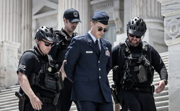 Conoce el curioso caso del aviador que se enfrentó a Donald Trump Agentes de seguridad escoltan a Jason Watson durante su detención en el Capitolio.