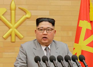 Pyongyang advierte respuesta contundente ante escalada militar de Estados Unidos Kim Jong-un pronuncia un discurso de Año Nuevo frente a micrófonos y banderas de Corea del Norte.