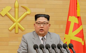 Pyongyang advierte respuesta contundente ante escalada militar de Estados Unidos Kim Jong-un pronuncia un discurso de Año Nuevo frente a micrófonos y banderas de Corea del Norte.