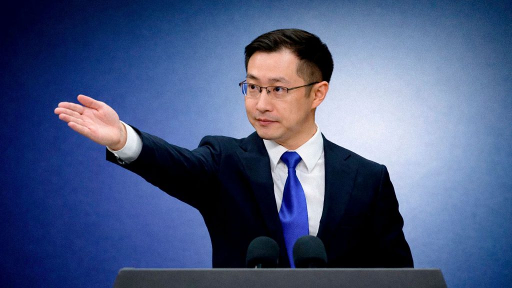 Li Jian portavoz de China durante conferencia de prensa