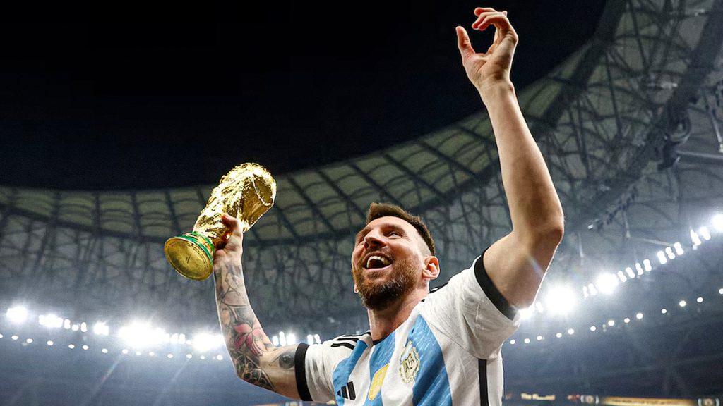 Lionel Messi levanta el trofeo de la Copa del Mundo tras ganar el Mundial de Qatar 2022.