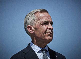 Canadá contraataca y aplica millonarios aranceles a Estados Unidos Mark Carney, primer ministro de Canadá, durante una aparición pública.