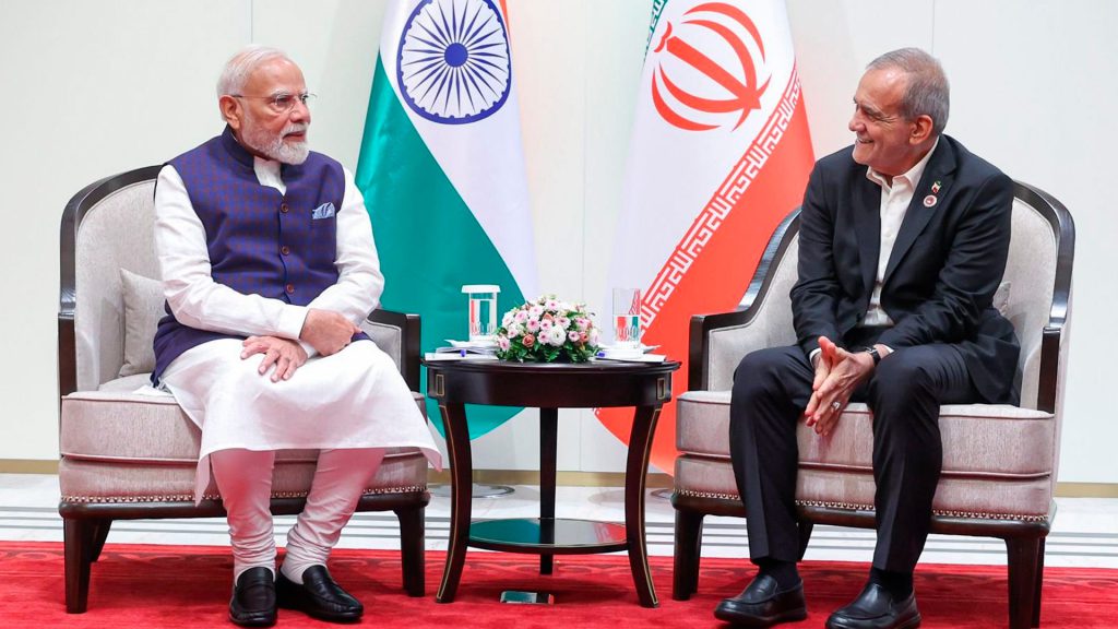 Masoud Pezeshkian y Narendra Modi durante una reunión bilateral en la cumbre de la Organización de Cooperación de Shanghái