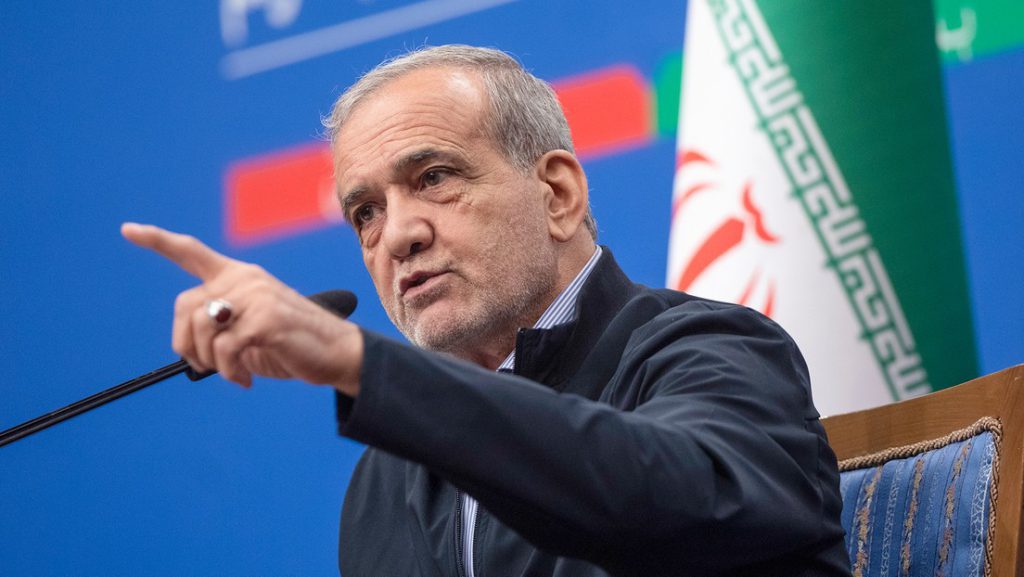 Masoud Pezeshkian presidente de Irán durante una intervención pública