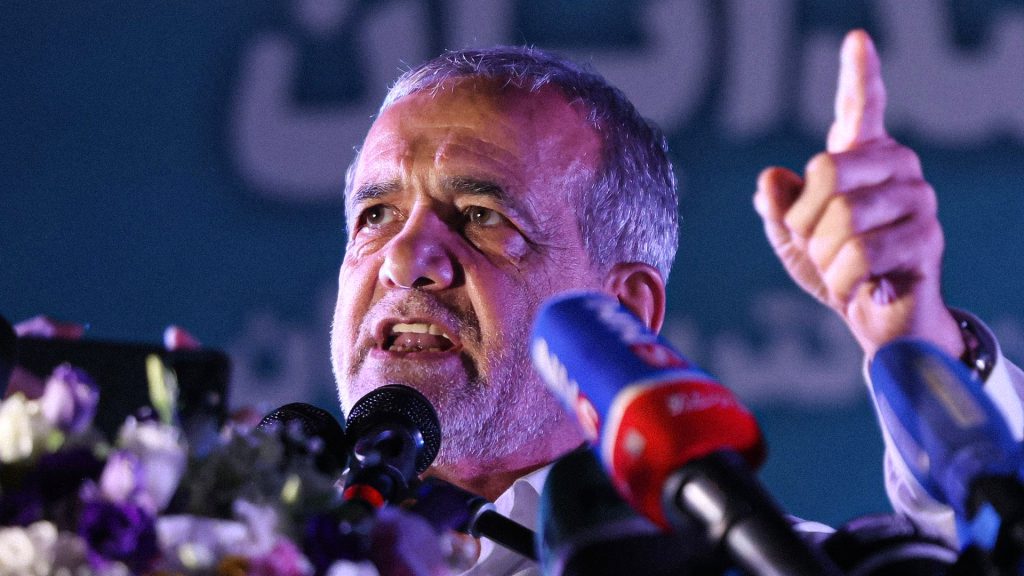 El presidente de Irán, Masud Pezeshkian, habla ante varios micrófonos durante un acto público.