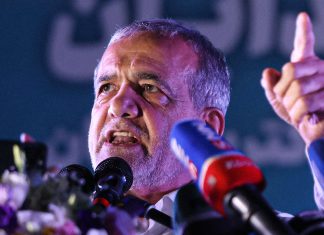 Pezeshkian: Irán se consolidó como potencia tras afrontar una guerra total El presidente de Irán, Masud Pezeshkian, habla ante varios micrófonos durante un acto público.