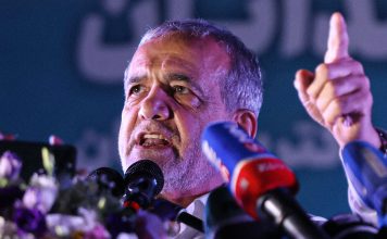 Pezeshkian: Irán se consolidó como potencia tras afrontar una guerra total El presidente de Irán, Masud Pezeshkian, habla ante varios micrófonos durante un acto público.