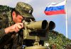 Inteligencia rusa denuncia a Occidente de querer sabotear elecciones Militar ruso desplegado en Crimea observa con binoculares desde una posición de comando.