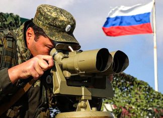 Inteligencia rusa denuncia a Occidente de querer sabotear elecciones Militar ruso desplegado en Crimea observa con binoculares desde una posición de comando.