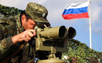 Inteligencia rusa denuncia a Occidente de querer sabotear elecciones Militar ruso desplegado en Crimea observa con binoculares desde una posición de comando.
