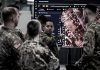 Israel amenaza con expulsar a funcionarios británicos por disputa sobre Cisjordania Militares analizan un mapa digital con software de Palantir en Kiryat Gat, Israel.