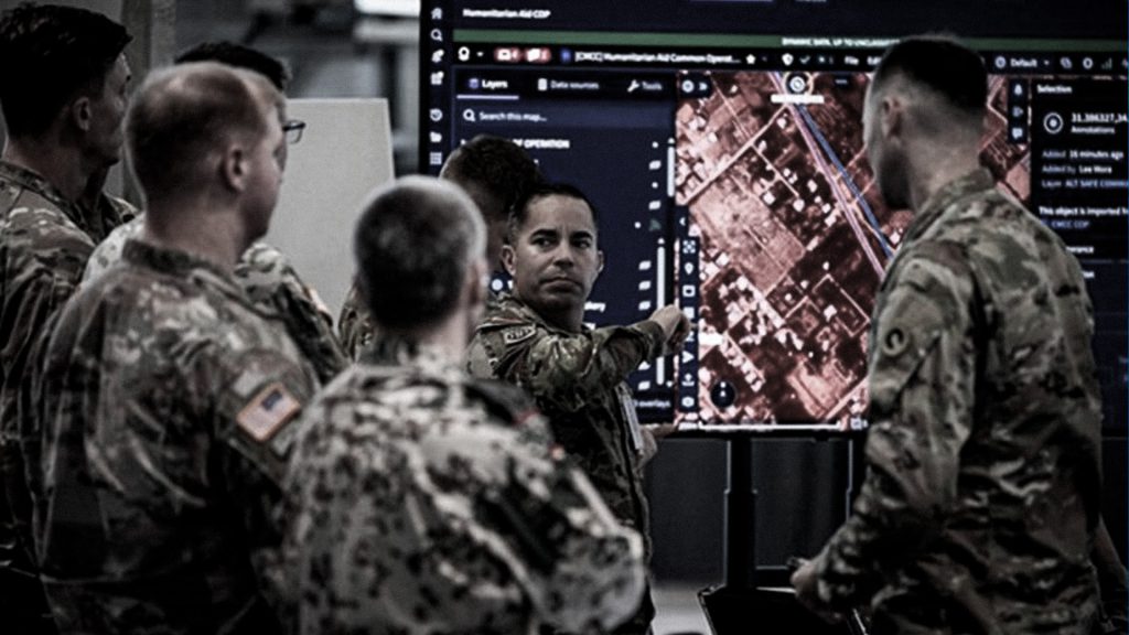 Militares analizan un mapa digital con software de Palantir en Kiryat Gat, Israel.