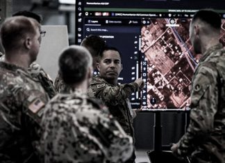 Israel amenaza con expulsar a funcionarios británicos por disputa sobre Cisjordania Militares analizan un mapa digital con software de Palantir en Kiryat Gat, Israel.