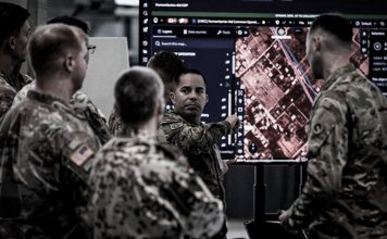 Israel amenaza con expulsar a funcionarios británicos por disputa sobre Cisjordania Militares analizan un mapa digital con software de Palantir en Kiryat Gat, Israel.