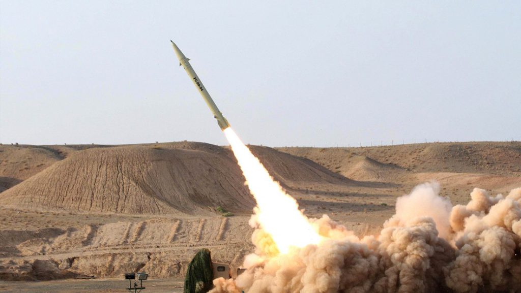 Misil del CGRI de Irán durante un lanzamiento militar