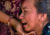 “Casi me aplasta la cabeza”: sobrevivientes de la riada entre Nepal y China cuentan cómo escaparon Mujer llora desconsolada durante la tragedia en Nepal
