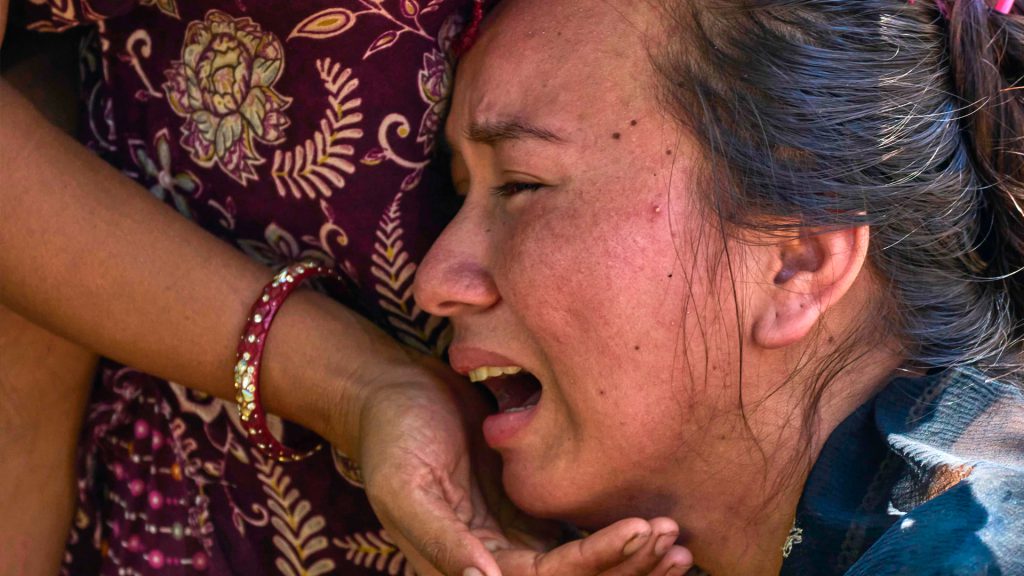 Mujer llora desconsolada durante la tragedia en Nepal